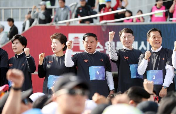 수원특례시의회, 제24회 경기마라톤 대회 참석 기사 이미지