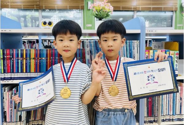 이천시 어린이도서관, 쌍둥이 형제 유강우·유건우 어린이 ‘세천책’ 1,000권 완독 기사 이미지