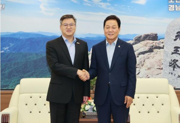 “중국은 중요한 협력 파트너... 상생협력 확대 기대” 박완수 경남도지사, 천르뱌오 주부산중국총영사 접견 기사 이미지
